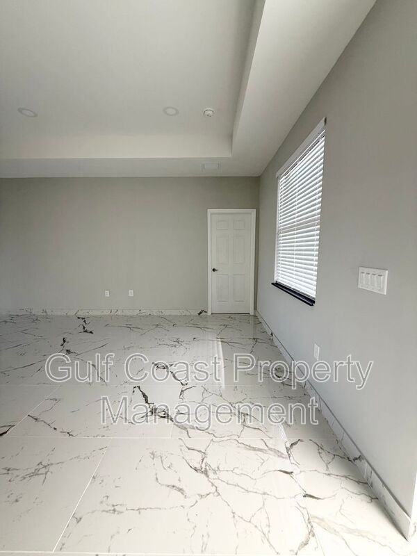 2216 Ne 10th Pl - Photo 7 of 35