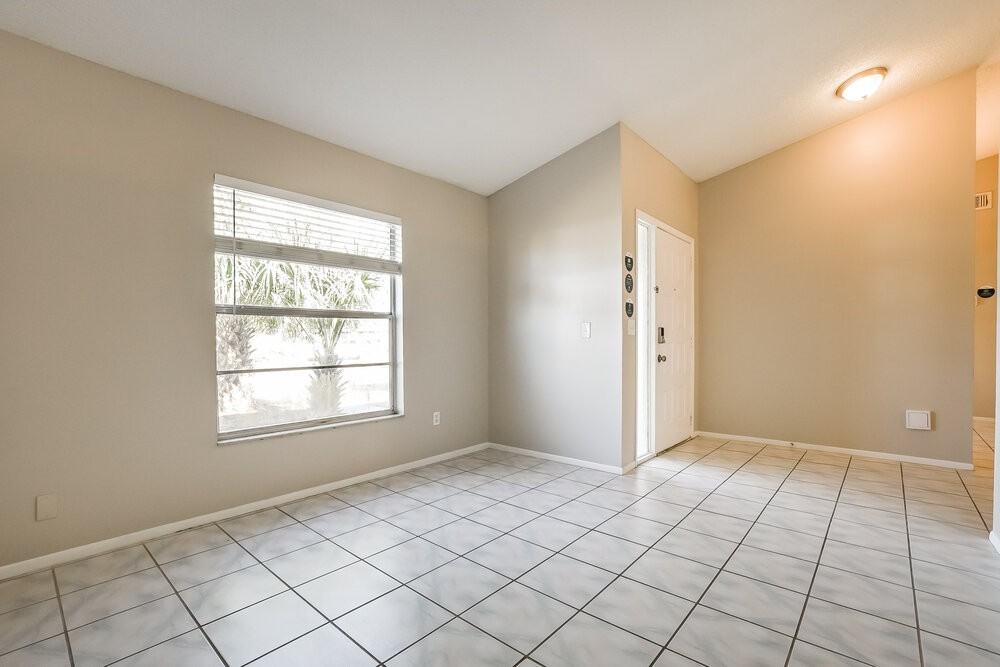 520 Elmwood Ct - Photo 4 of 16