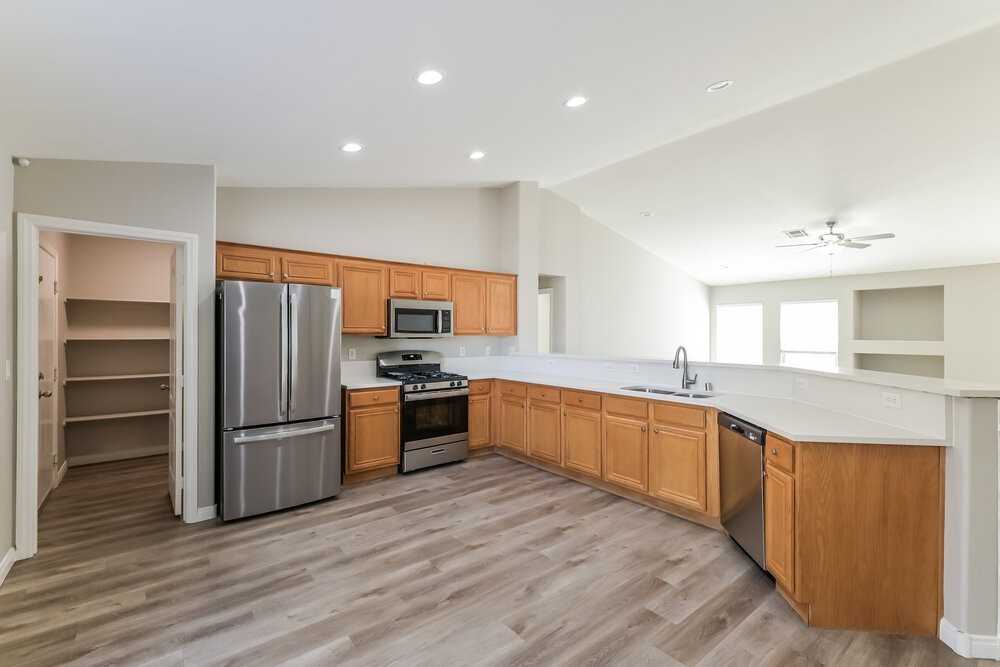 1075 Silver Star St - Photo 6 of 16