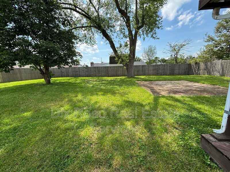601 Brelsford Ave - Photo 5 of 33