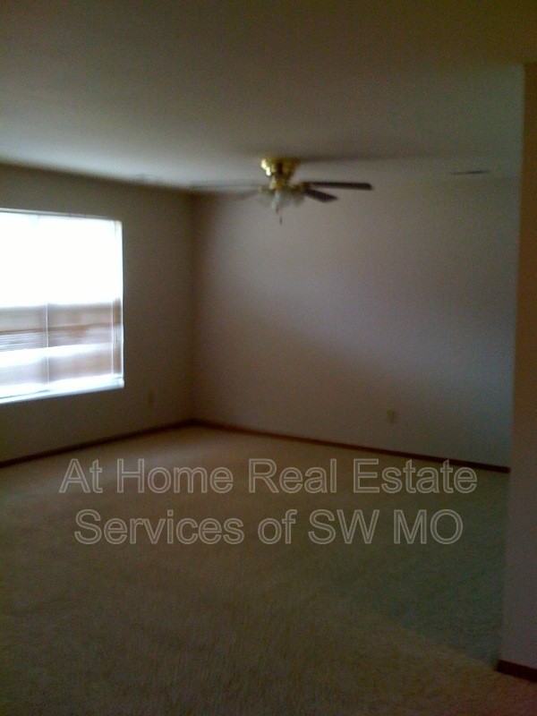 1123 S Clifton Ave - Photo 7 of 10