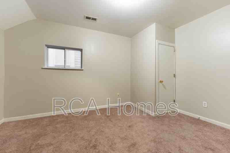 704 Sanders St - Photo 4 of 9