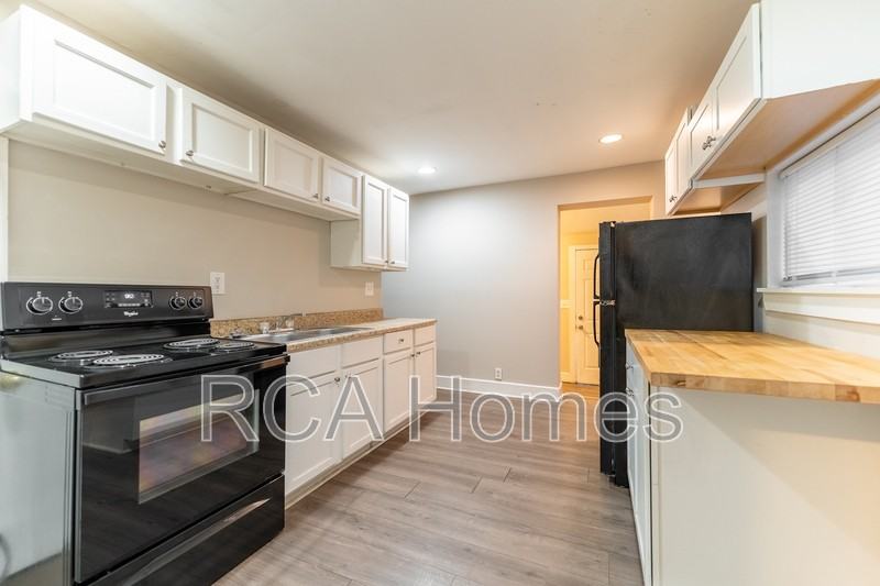 704 Sanders St - Photo 6 of 9
