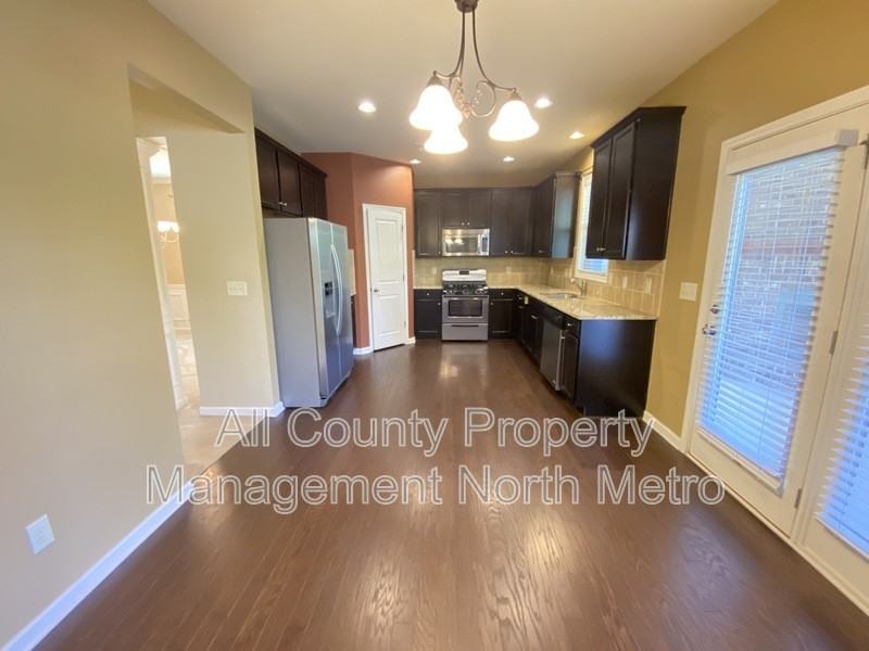 5060 Glencliff Dr - Photo 4 of 10