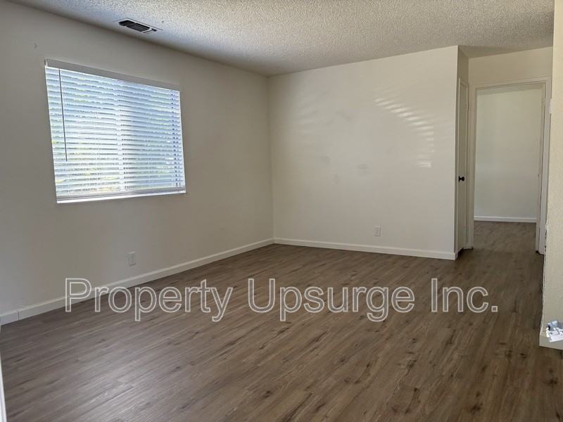83 Mono Ave - Photo 4 of 8