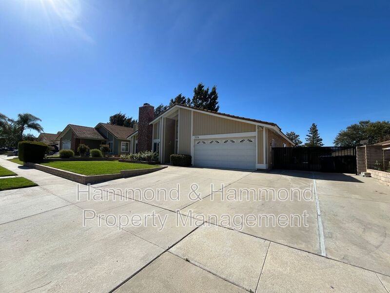 2534 Roxy St - Photo 2 of 19