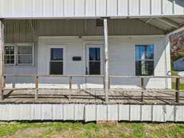 featured image of 711 E Lessley St