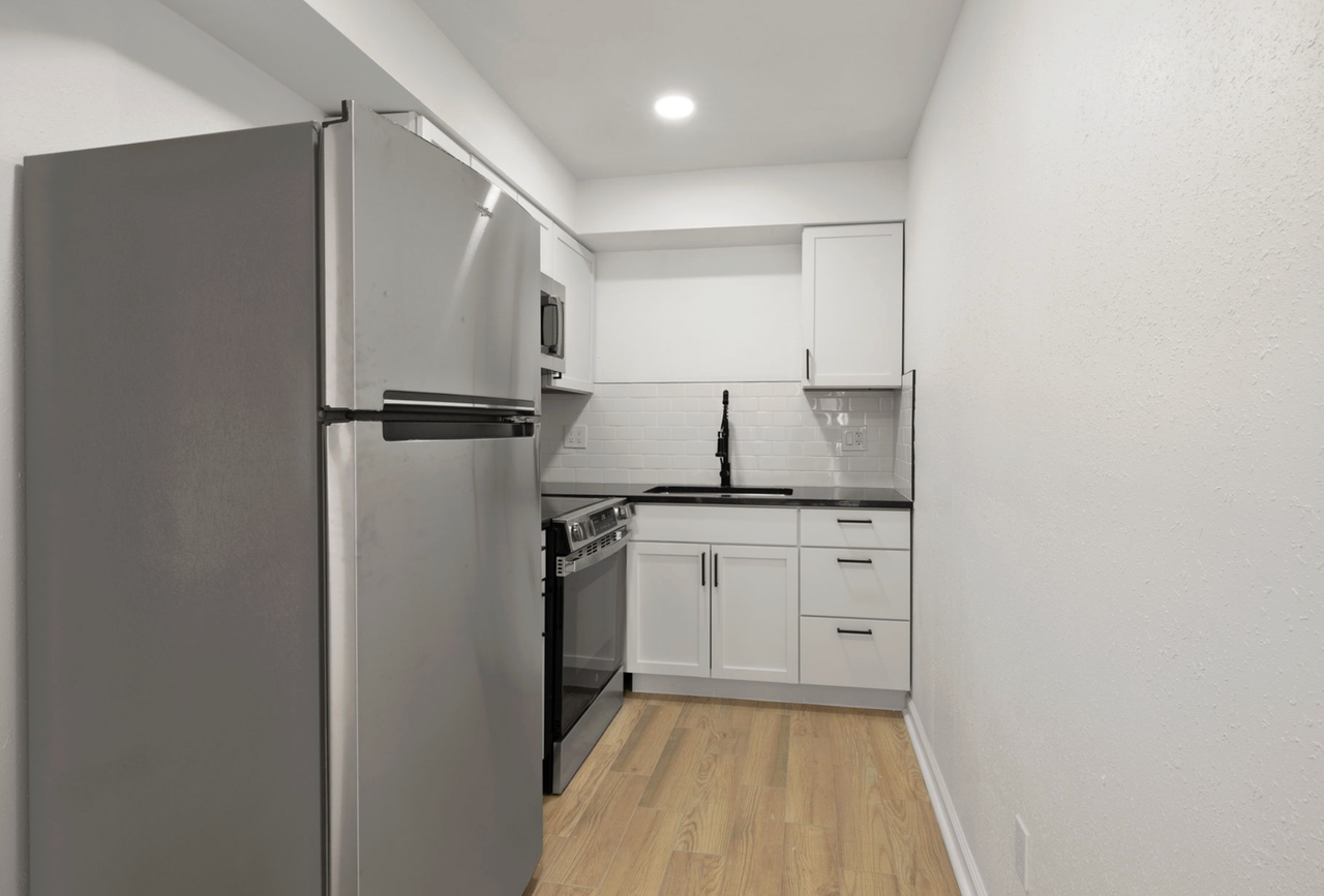 Hampton Court Apartments - Photo 3 of 20