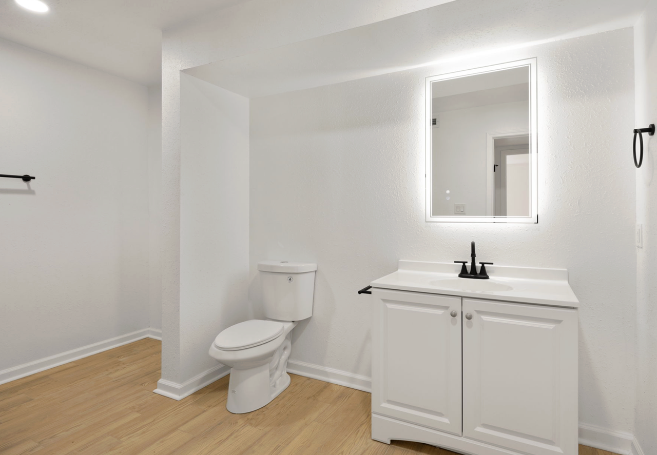 Hampton Court Apartments - Photo 5 of 20