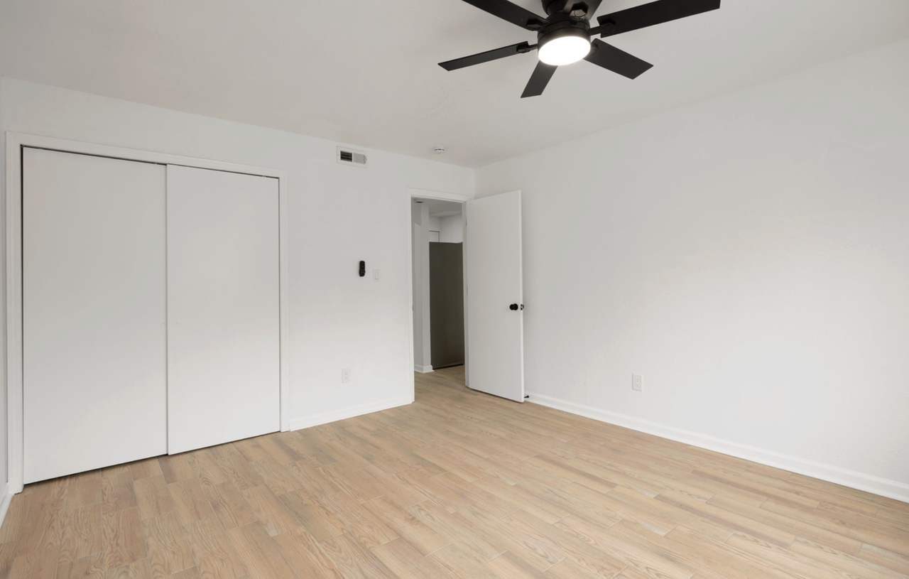 Hampton Court Apartments - Photo 7 of 20