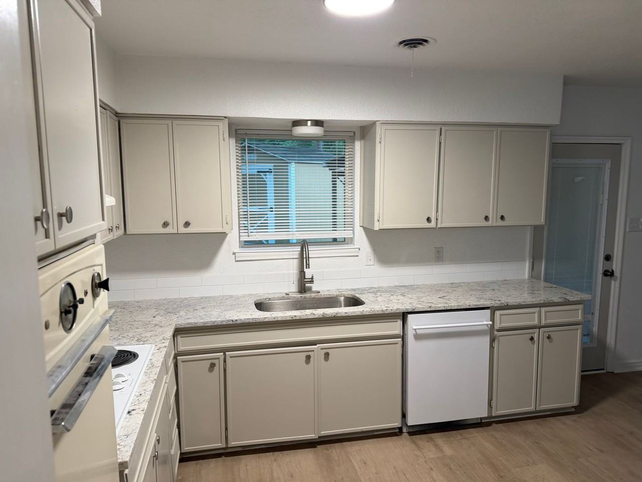 112 Sw Murphy Rd - Photo 3 of 10