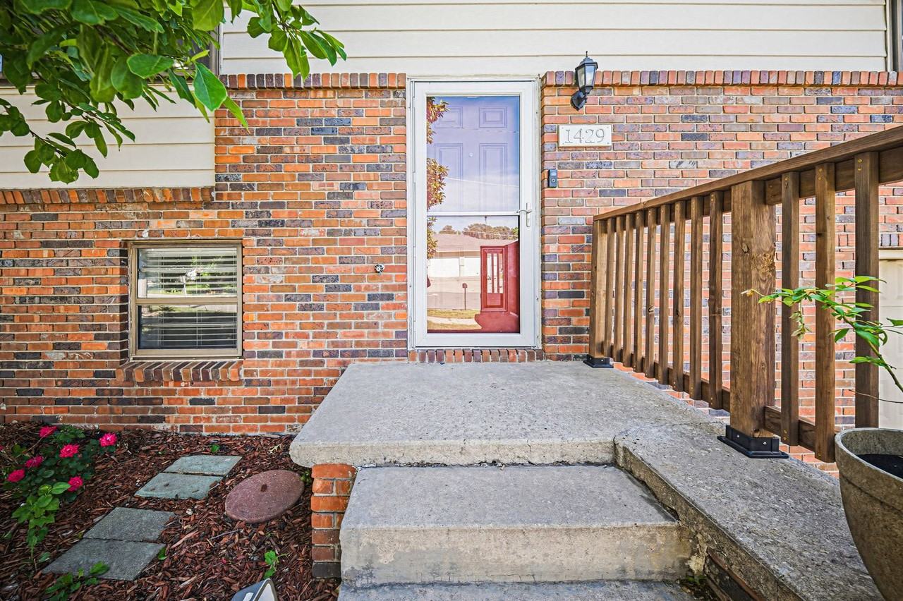1429 Highland Dr - Photo 2 of 39