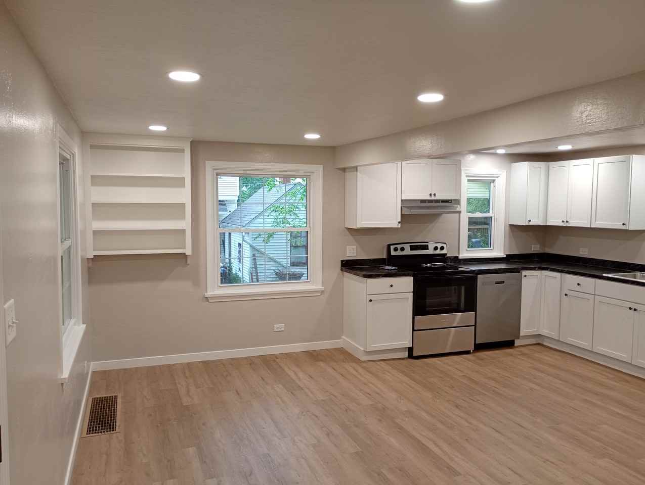 245 Euclid Ave - Photo 4 of 28