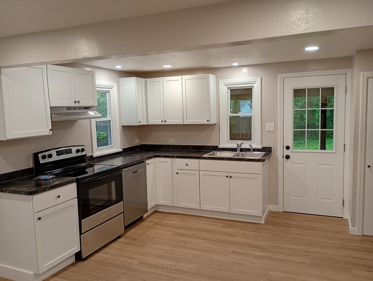 245 Euclid Ave - Photo 5 of 28