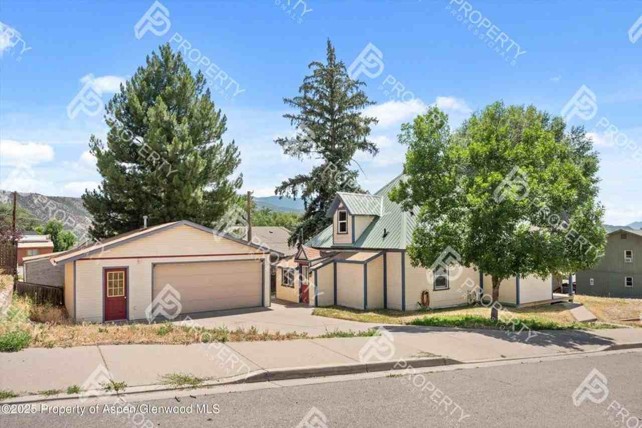 440 Whiteriver Ave - Photo 2 of 25