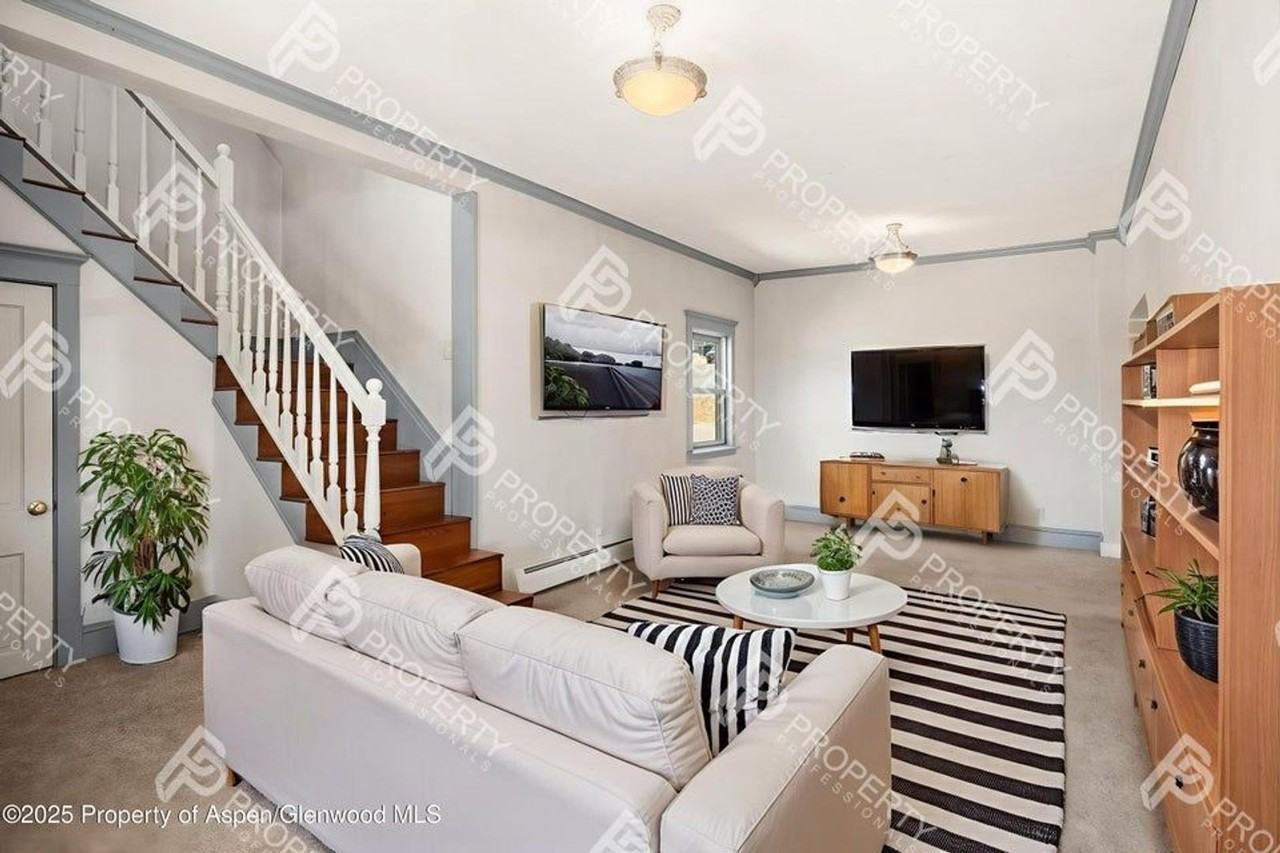 440 Whiteriver Ave - Photo 3 of 25