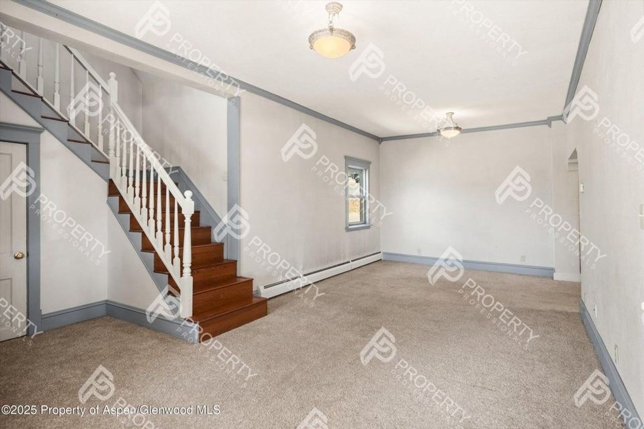 440 Whiteriver Ave - Photo 4 of 25