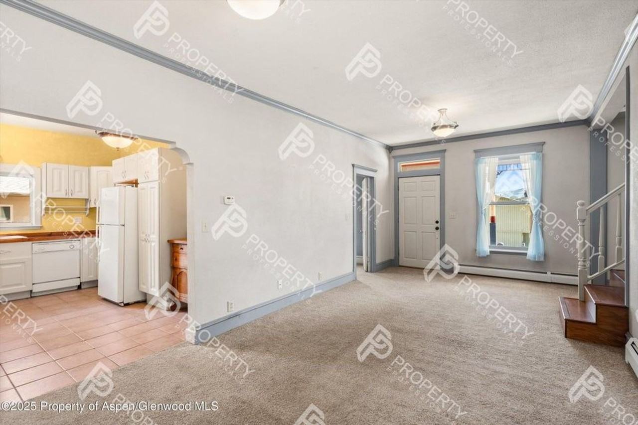 440 Whiteriver Ave - Photo 5 of 25