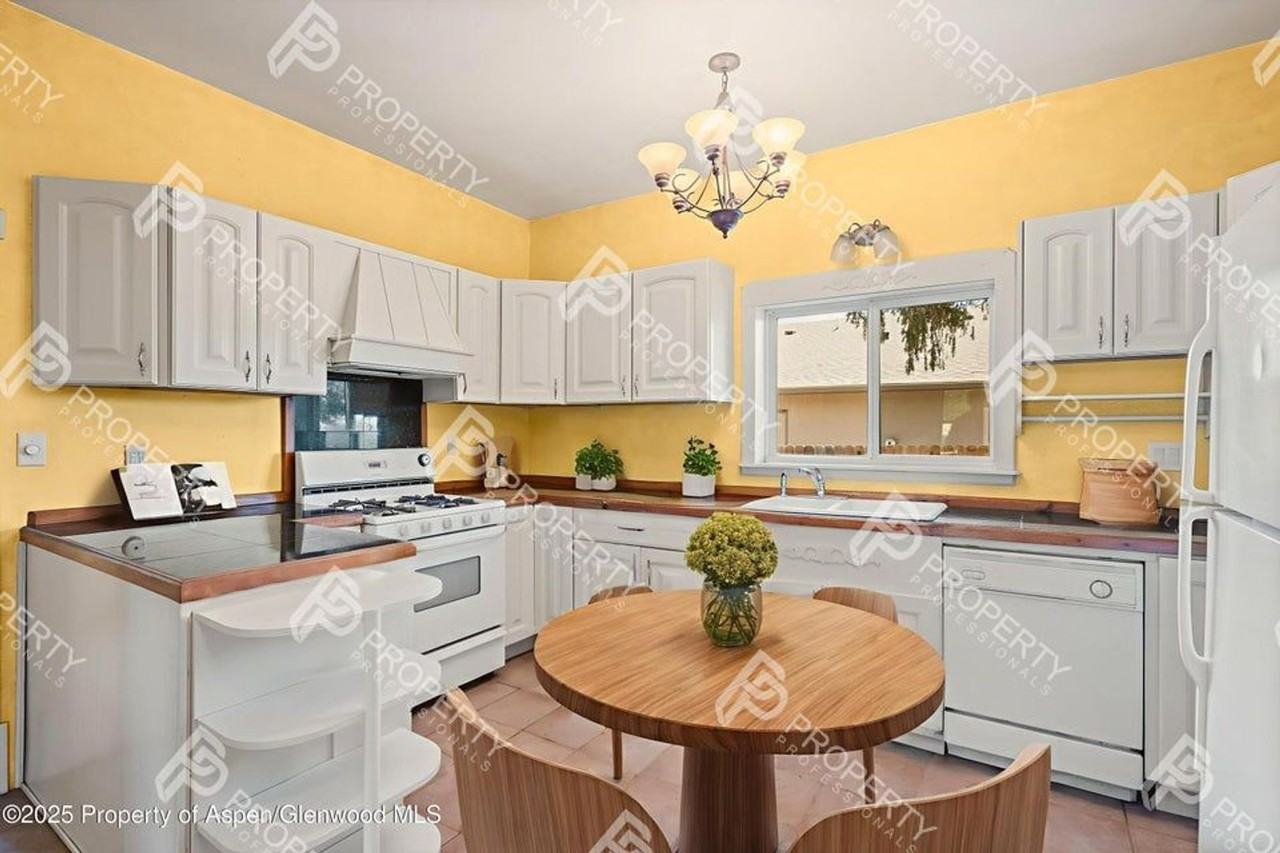 440 Whiteriver Ave - Photo 6 of 25