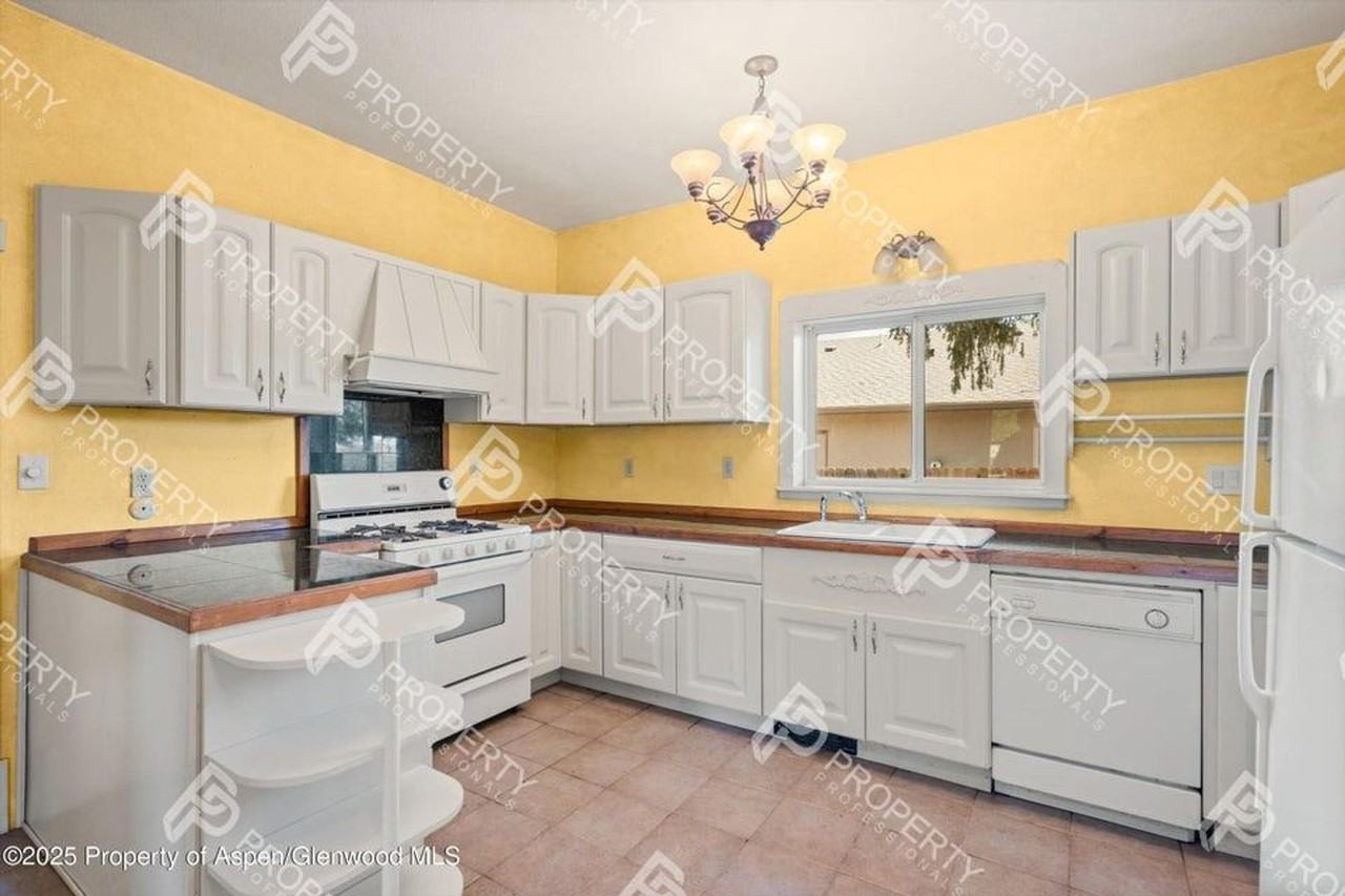 440 Whiteriver Ave - Photo 7 of 25