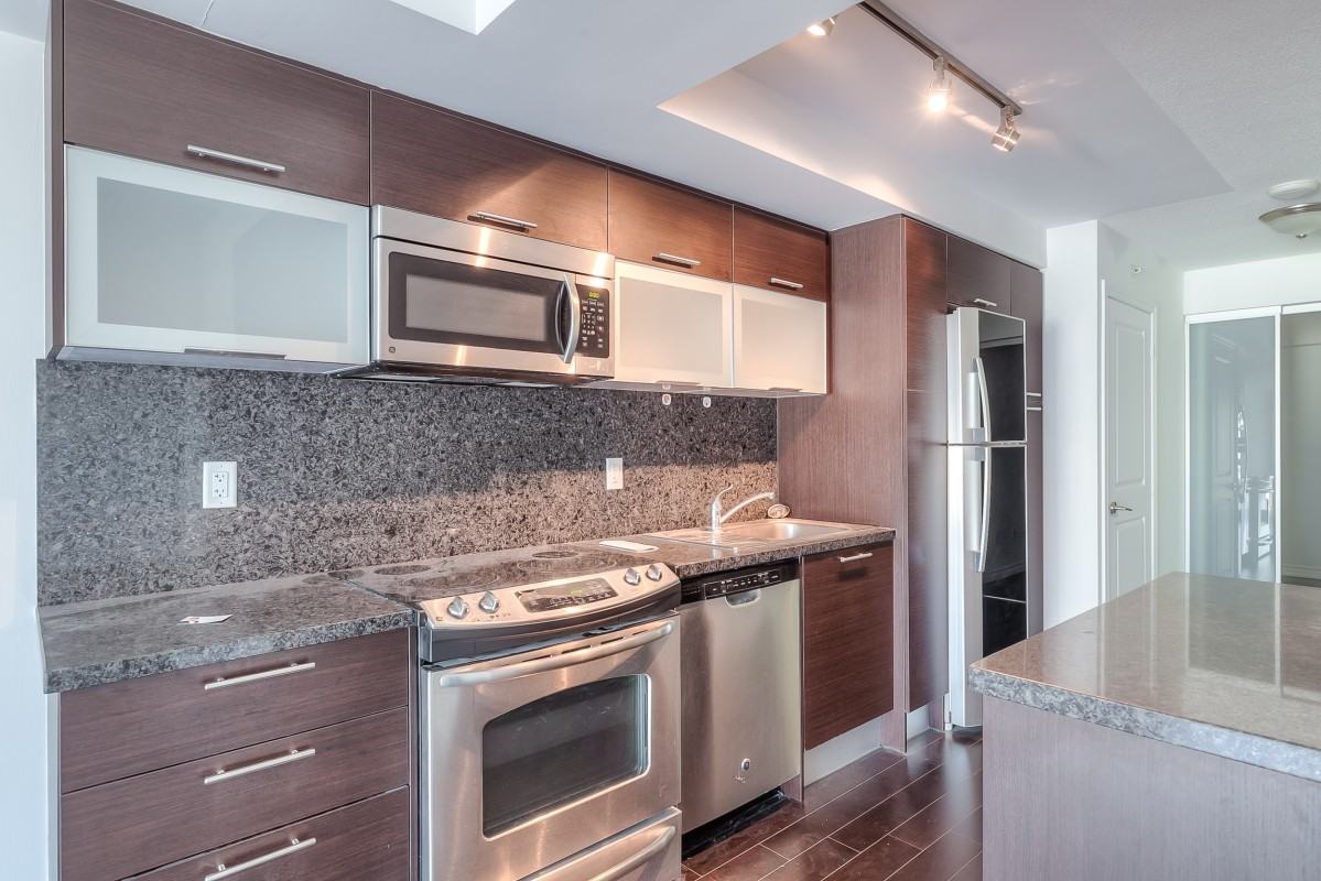 386 Yonge St #1816 - Photo 2 of 25