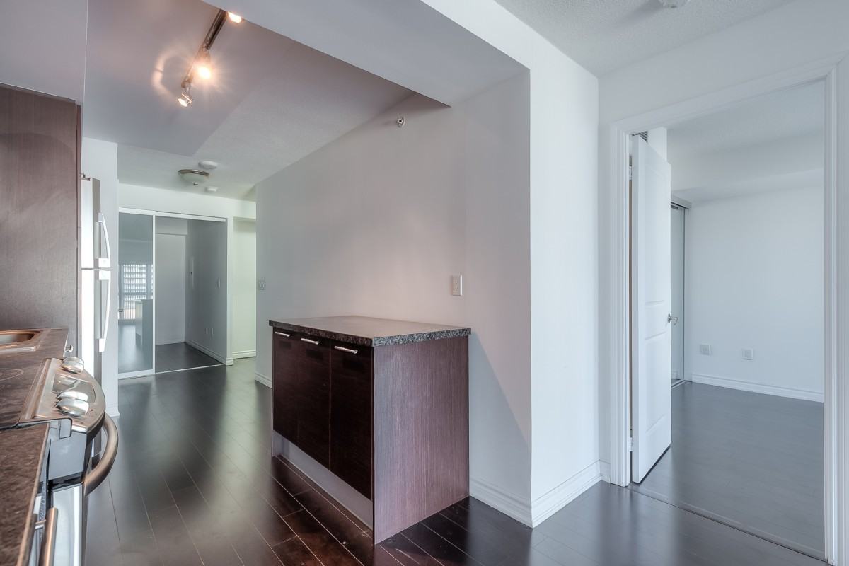 386 Yonge St #1816 - Photo 3 of 25