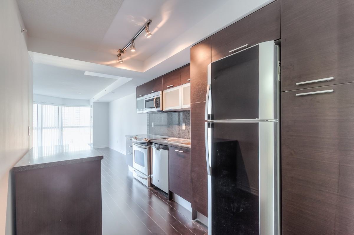 386 Yonge St #1816 - Photo 4 of 25