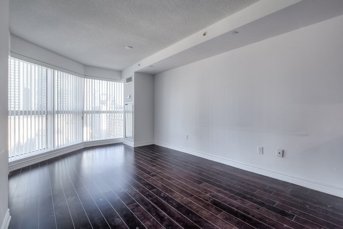 386 Yonge St #1816 - Photo 7 of 25