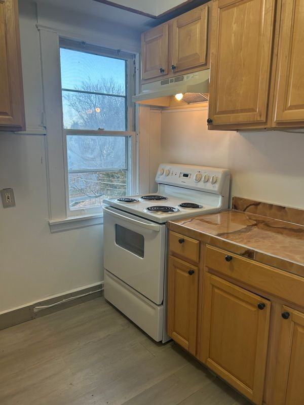 214 Oak St - Photo 3 of 8
