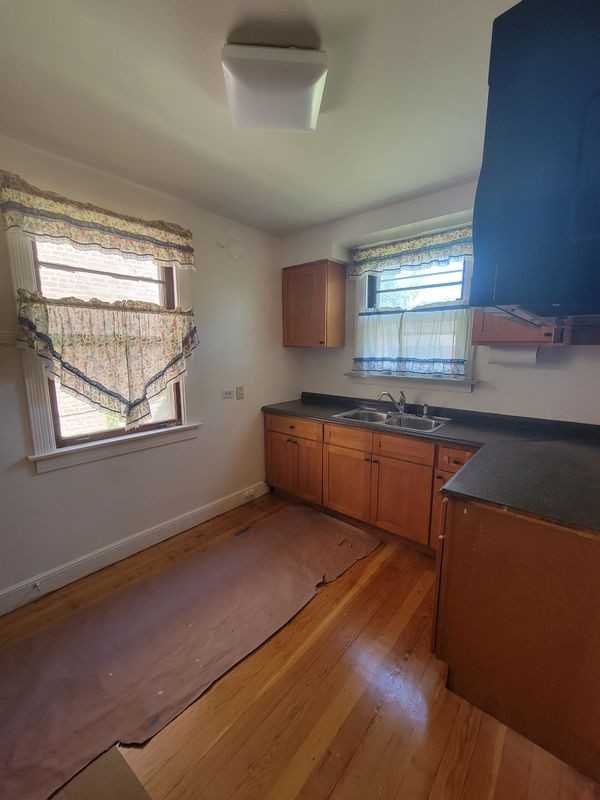 10529 S Eberhart Ave - Photo 4 of 14