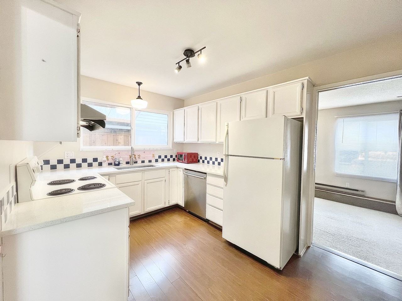 11473 Kingcome Avenue - Photo 7 of 16