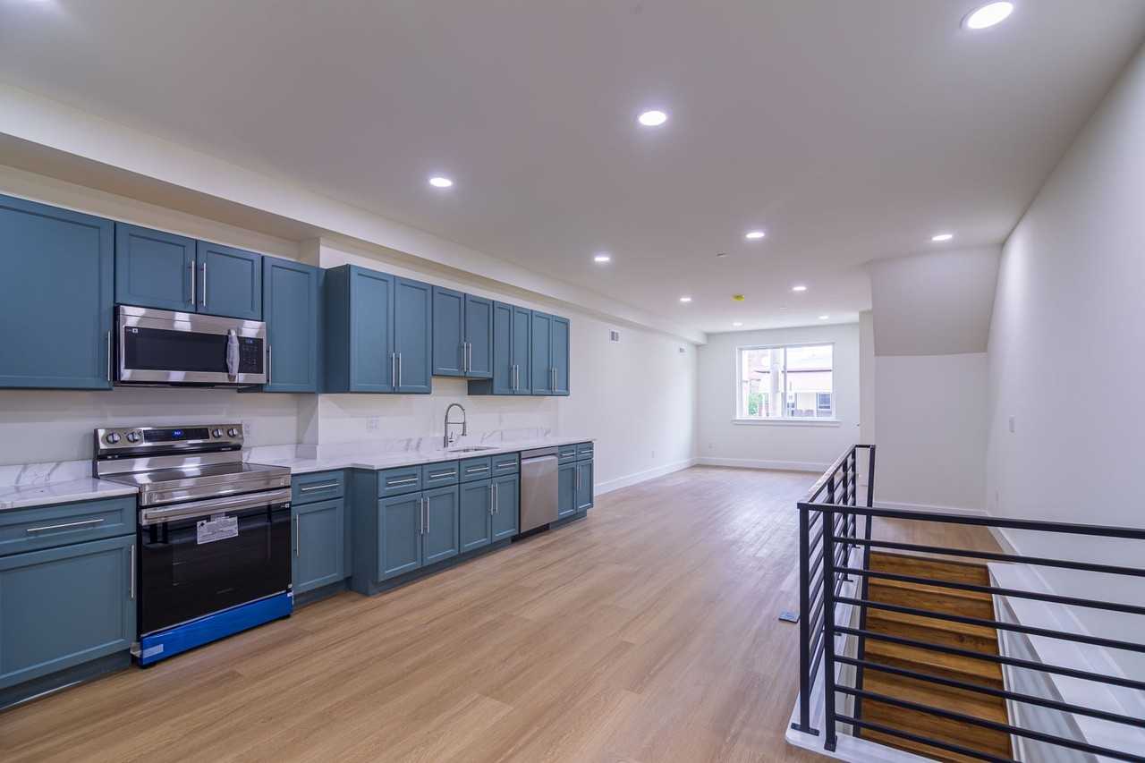 808 N PRESTON ST - Photo 7 of 33