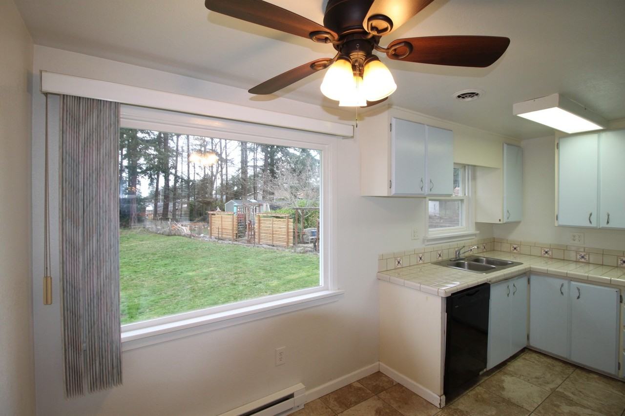 441 Ne Regatta Dr - Photo 3 of 10