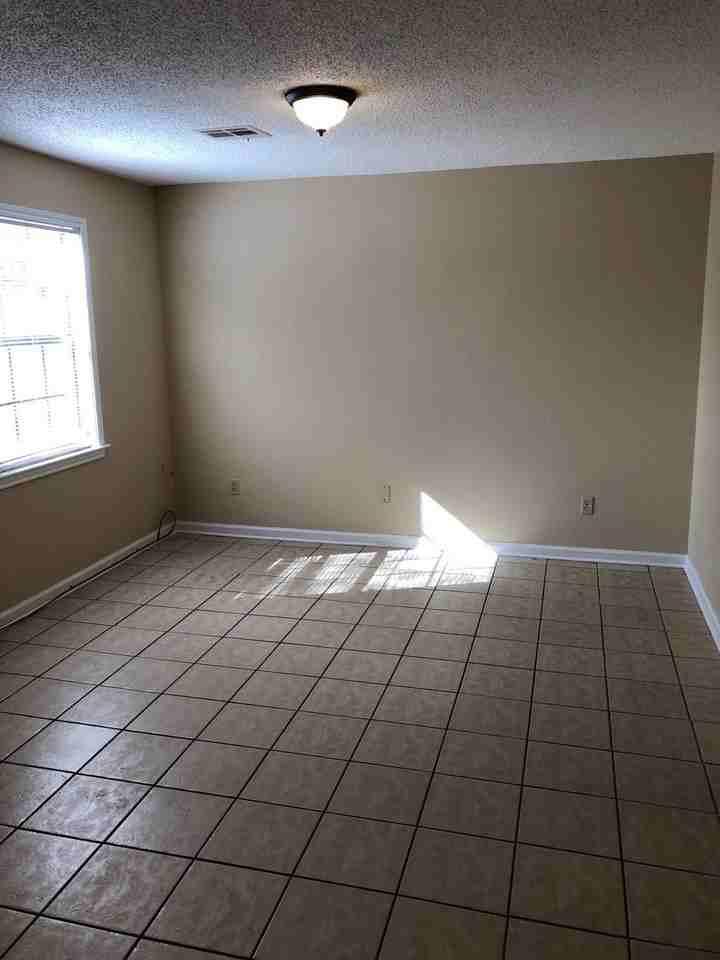 215 Peggy St - Photo 3 of 15