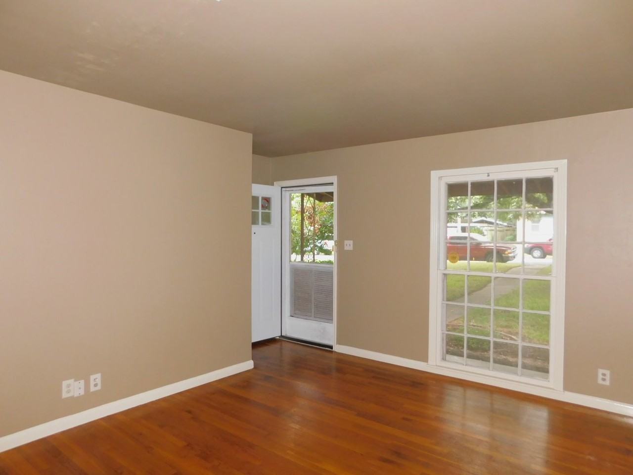 1400 Berkshire Dr - Photo 4 of 18