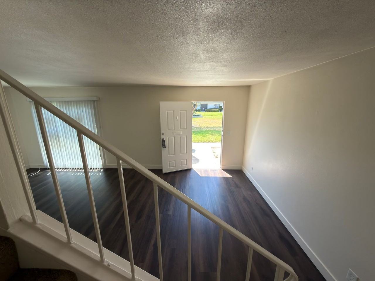 1964 W Glenoaks Ave - Photo 2 of 33