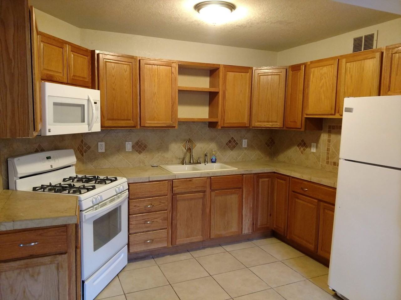 2610 Azalea St - Photo 4 of 16
