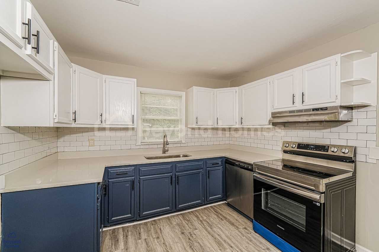 945 Elizabeth Dr - Photo 3 of 31