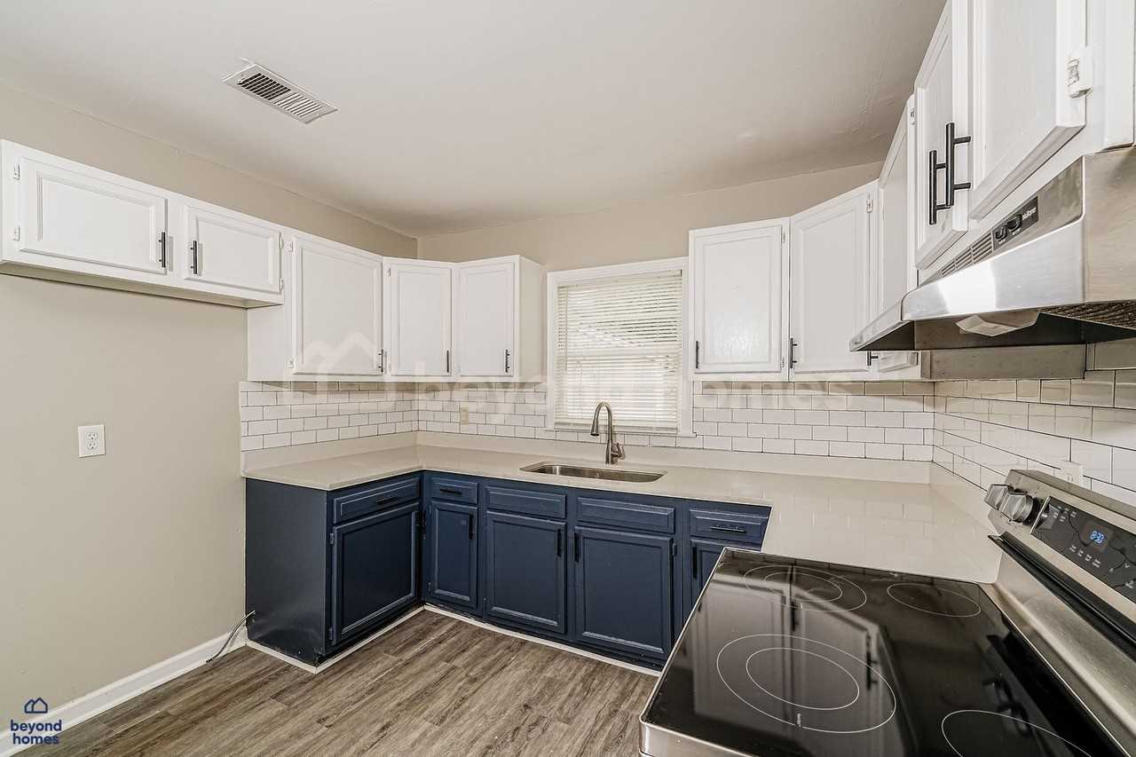 945 Elizabeth Dr - Photo 4 of 31