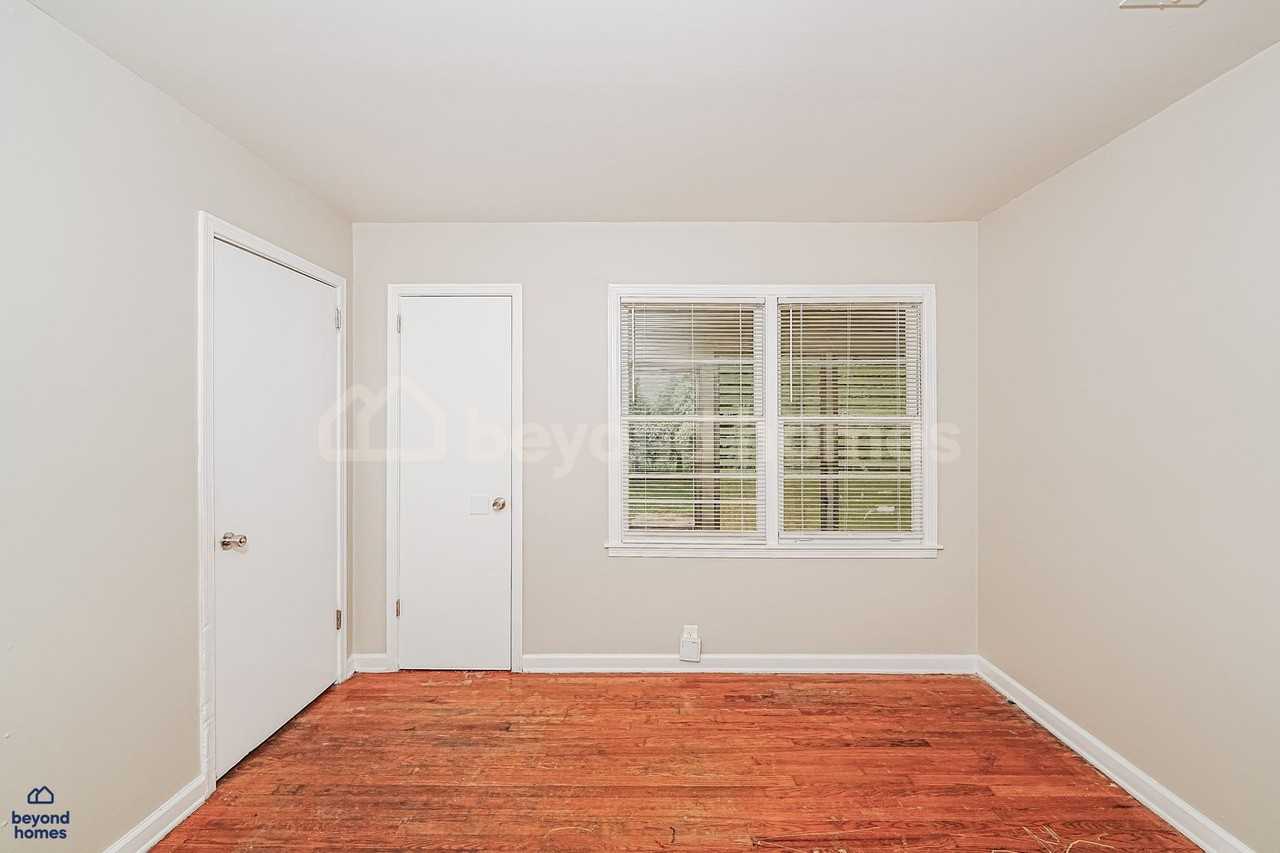 945 Elizabeth Dr - Photo 5 of 31