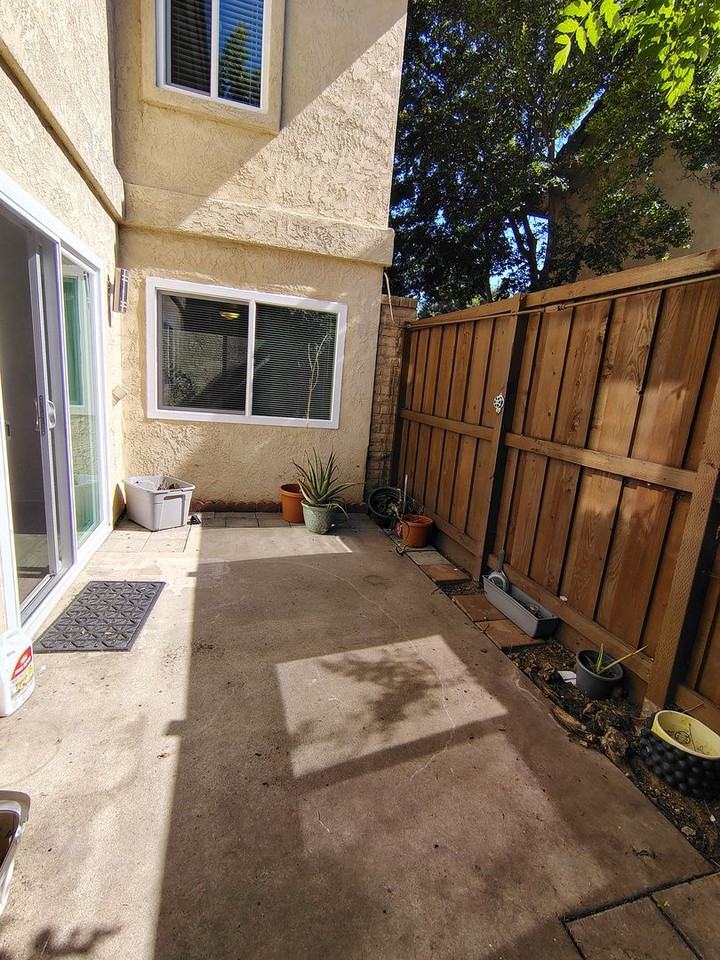 939 Claremont Ct - Photo 4 of 19