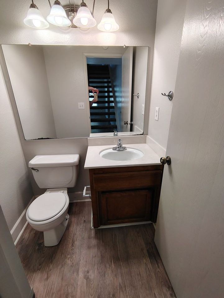 939 Claremont Ct - Photo 7 of 19