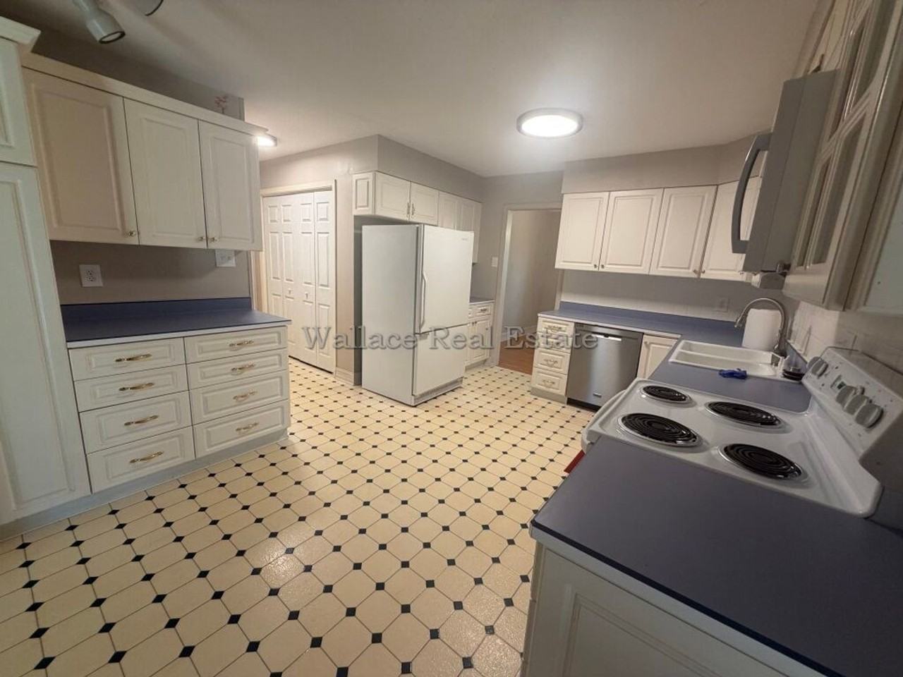 721 E Meadecrest Dr - Photo 3 of 17
