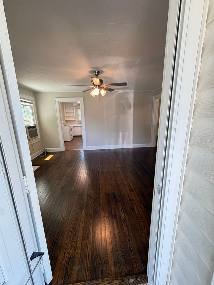 543 Hyde Park Dr Ne - Photo 2 of 10
