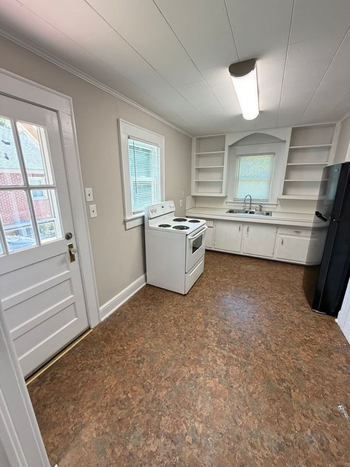543 Hyde Park Dr Ne - Photo 4 of 10