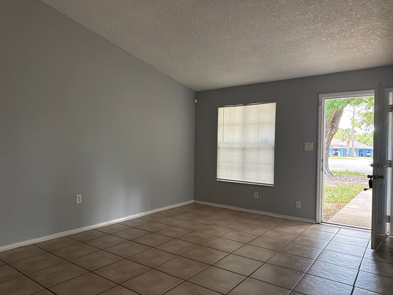 Ridgewood Ln - Photo 4 of 23