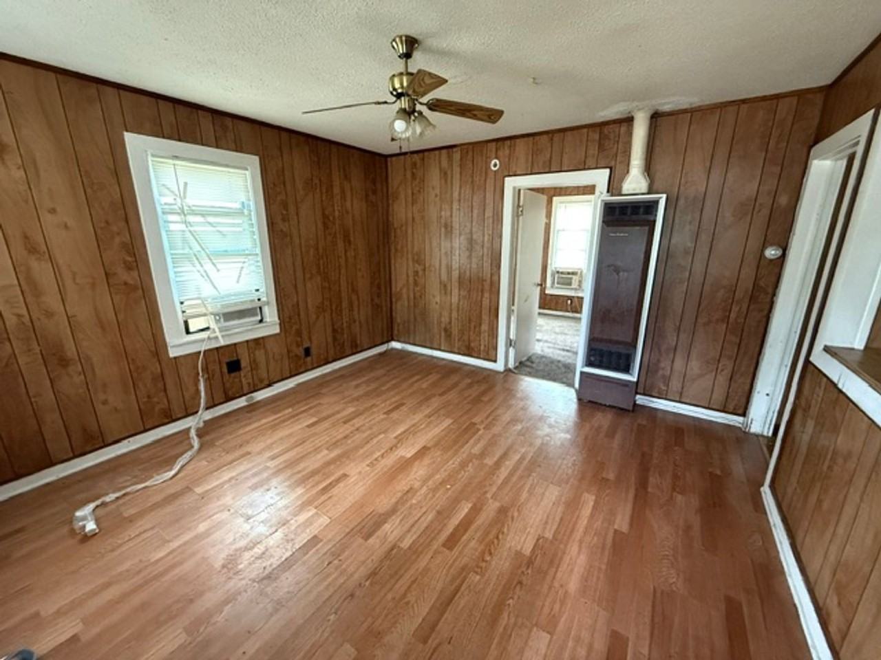 1124 N Eisenhower Dr - Photo 2 of 5