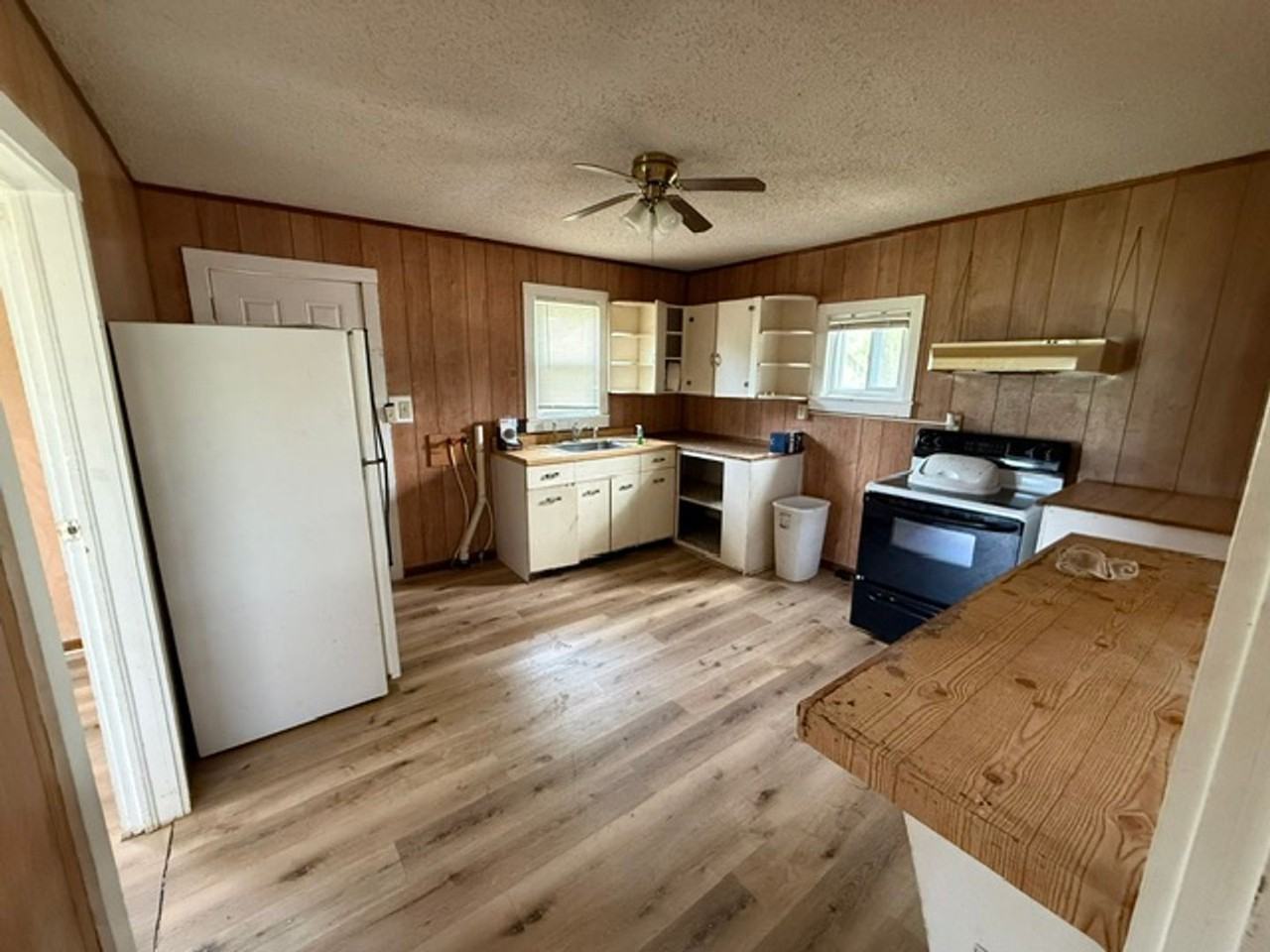 1124 N Eisenhower Dr - Photo 3 of 5