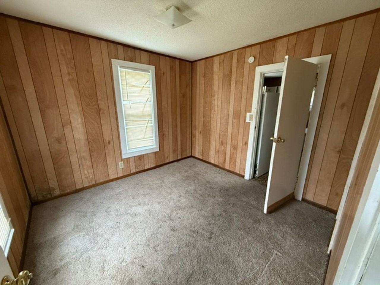 1124 N Eisenhower Dr - Photo 4 of 5