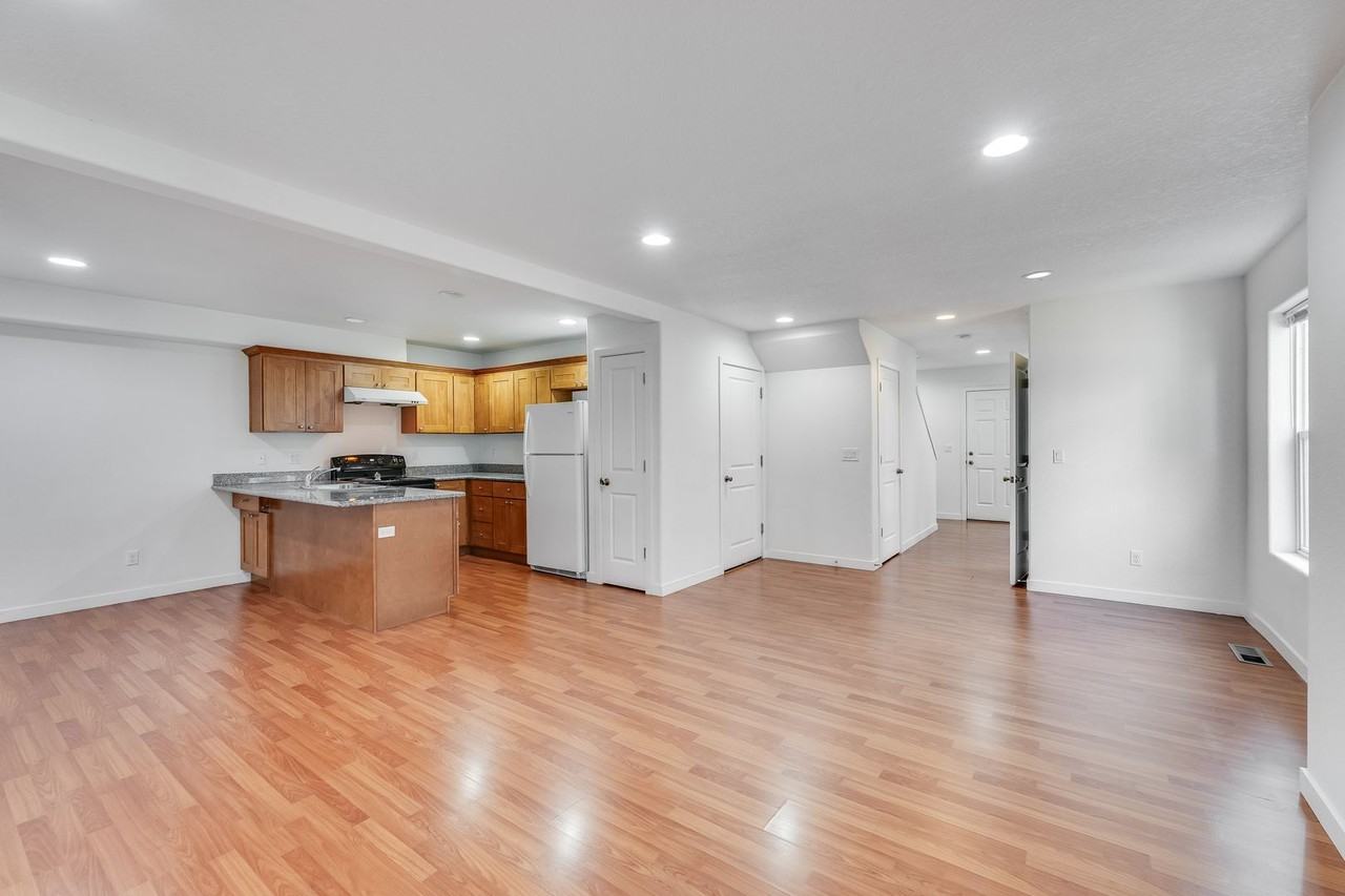 1158 Se Oak St - Photo 2 of 13